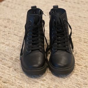 Steve Madden combat boots size 6. like new